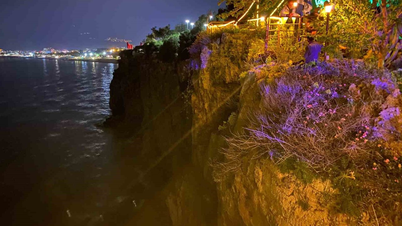 Sevgilisiyle tartışıp 25 metrelik falezlere çıktı, 2,5 saatte ikna edilebildi