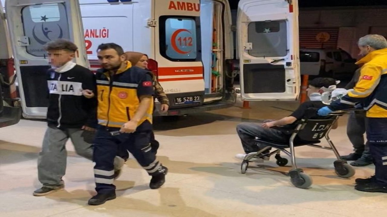 Yan bakma kavgasında 2 kişiyi silah kabzasıyla darp etti