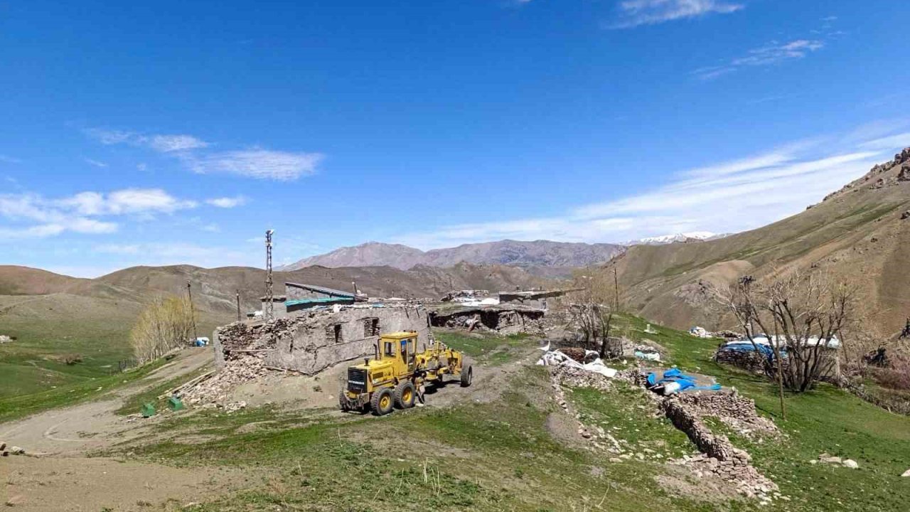 Van Büyükşehir Belediyesinin yol ve altyapı çalışmaları sürüyor