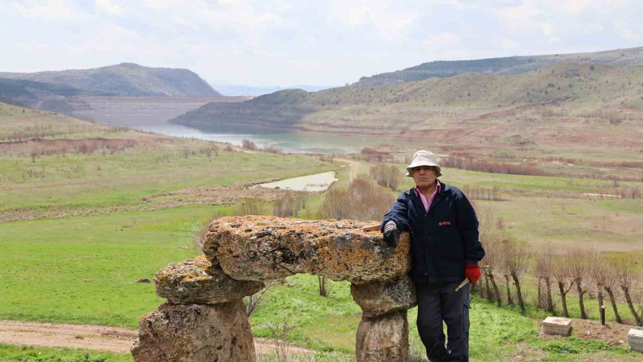 Baraj manzaralı asırlık musalla taşı, köy sakinleri alışsa da ilk kez görenleri ürkütüyor