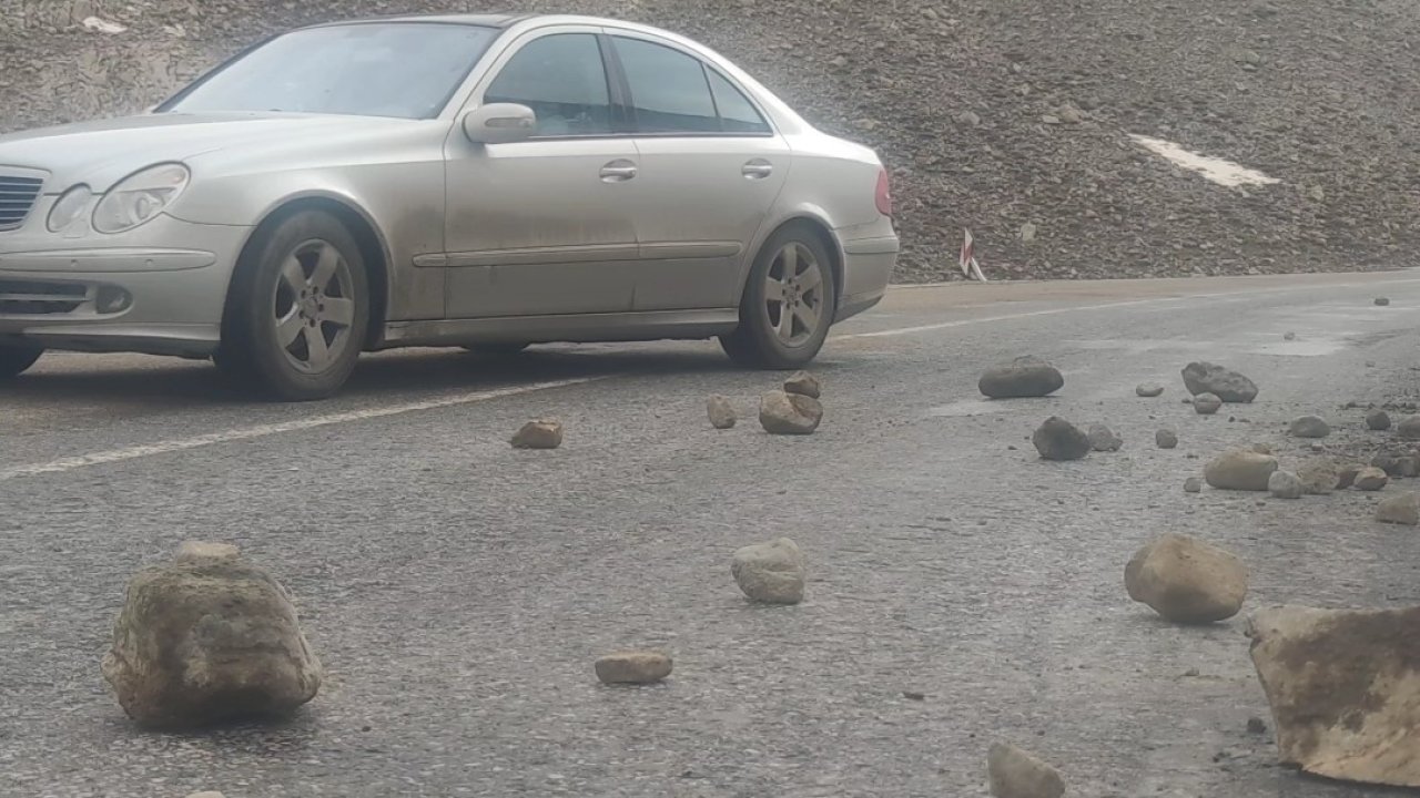 Van’da kara yoluna düşen taşlar tehlike oluşturuyor