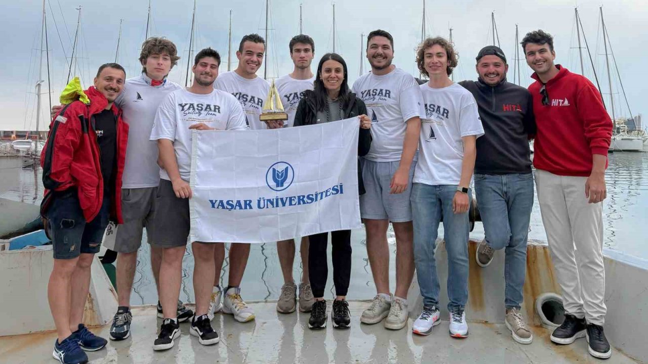 Yelkende kupa Yaşar Üniversitesinin