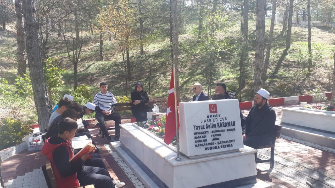 Öğrenciler helikopter kazasında şehit düşen Selim Karaman’ı dualarla andı