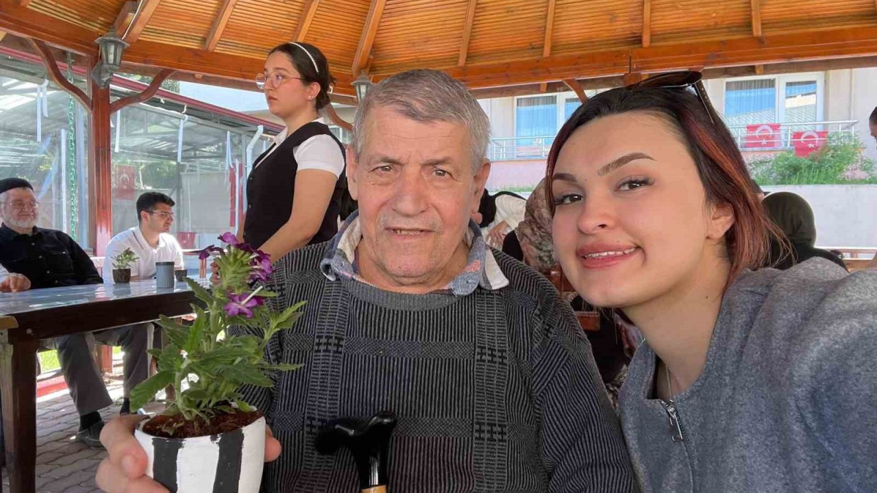 Hemşirelik öğrencileri huzurevi ziyaretlerinde renkli hatıralar bıraktı