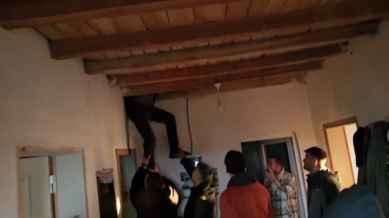 Çatıya saklanan firari hükümlü jandarmanın film gibi operasyonu ile yakalandı