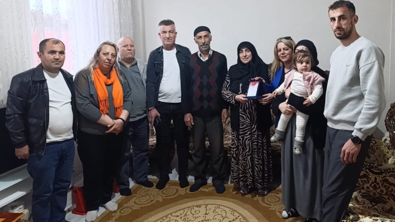 Vatan için evladını feda eden anne, yılın annesi seçildi