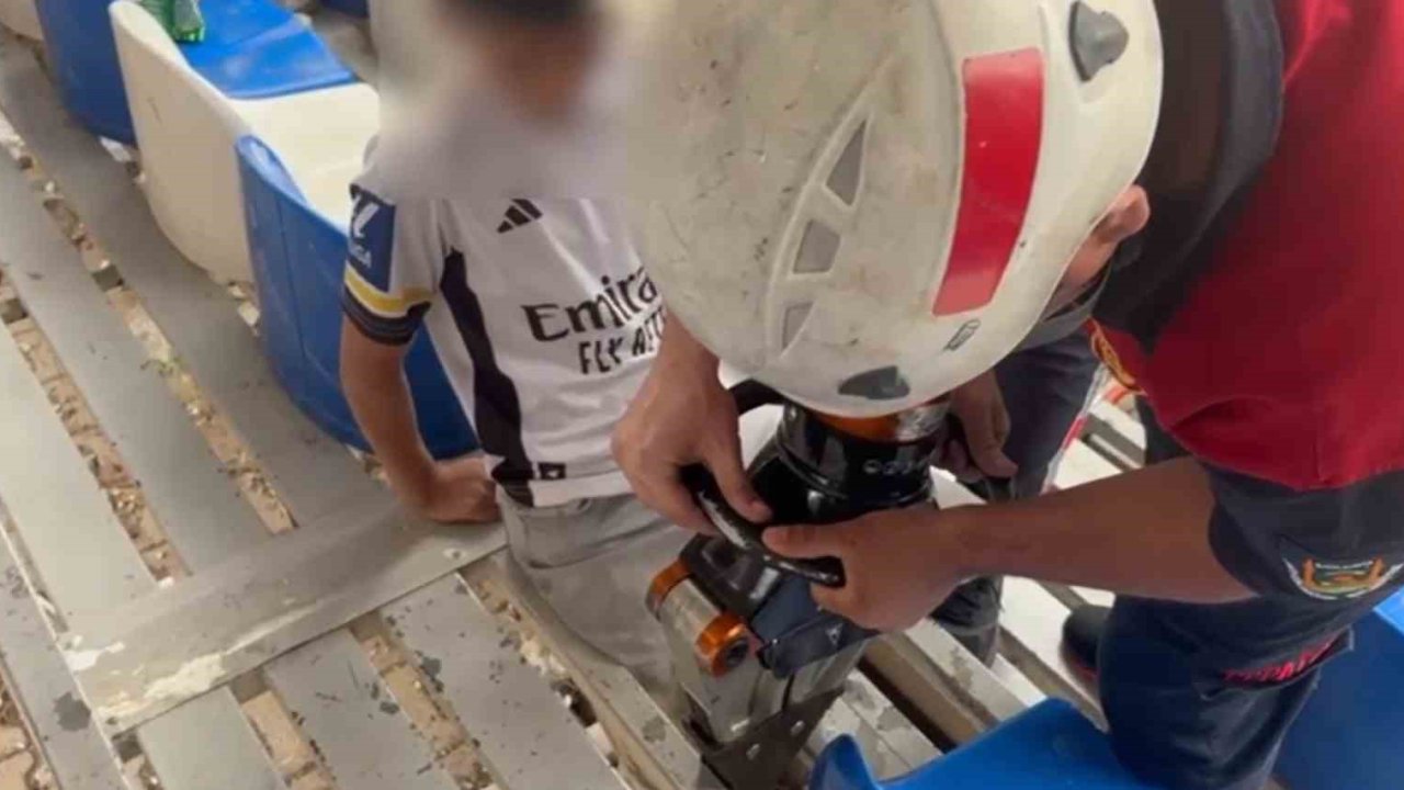 Statta maç izleyen çocuğun ayağı tribündeki demire sıkıştı