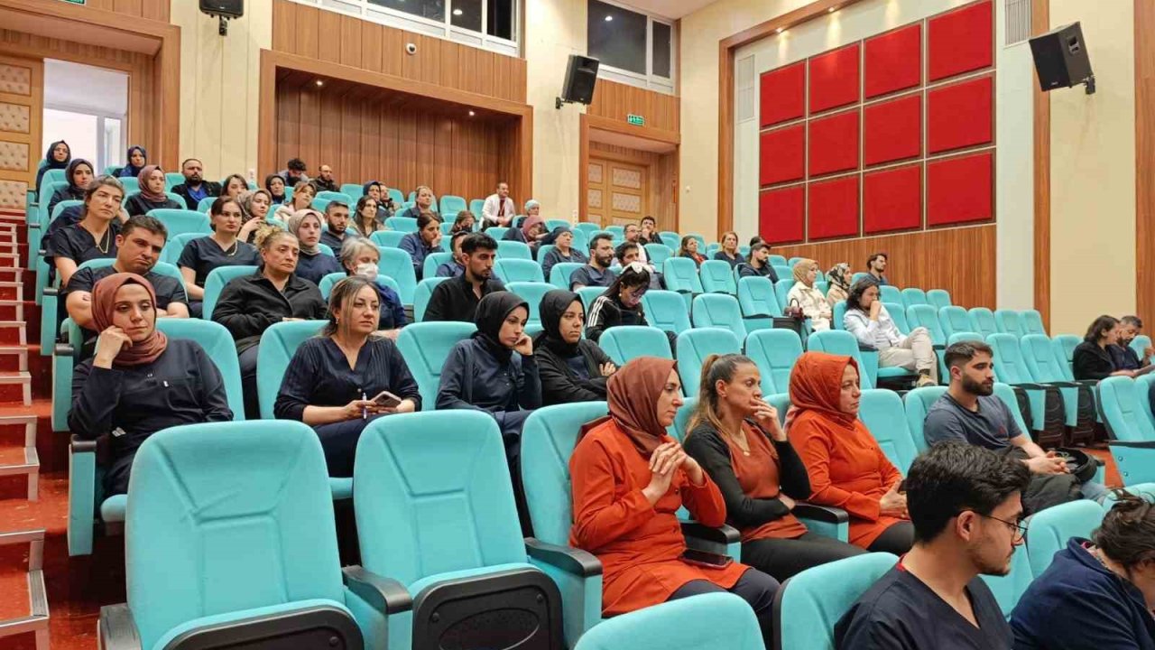 Elazığ’da sağlık çalışanlarına aşı ve transferleri hakkında bilgi verildi