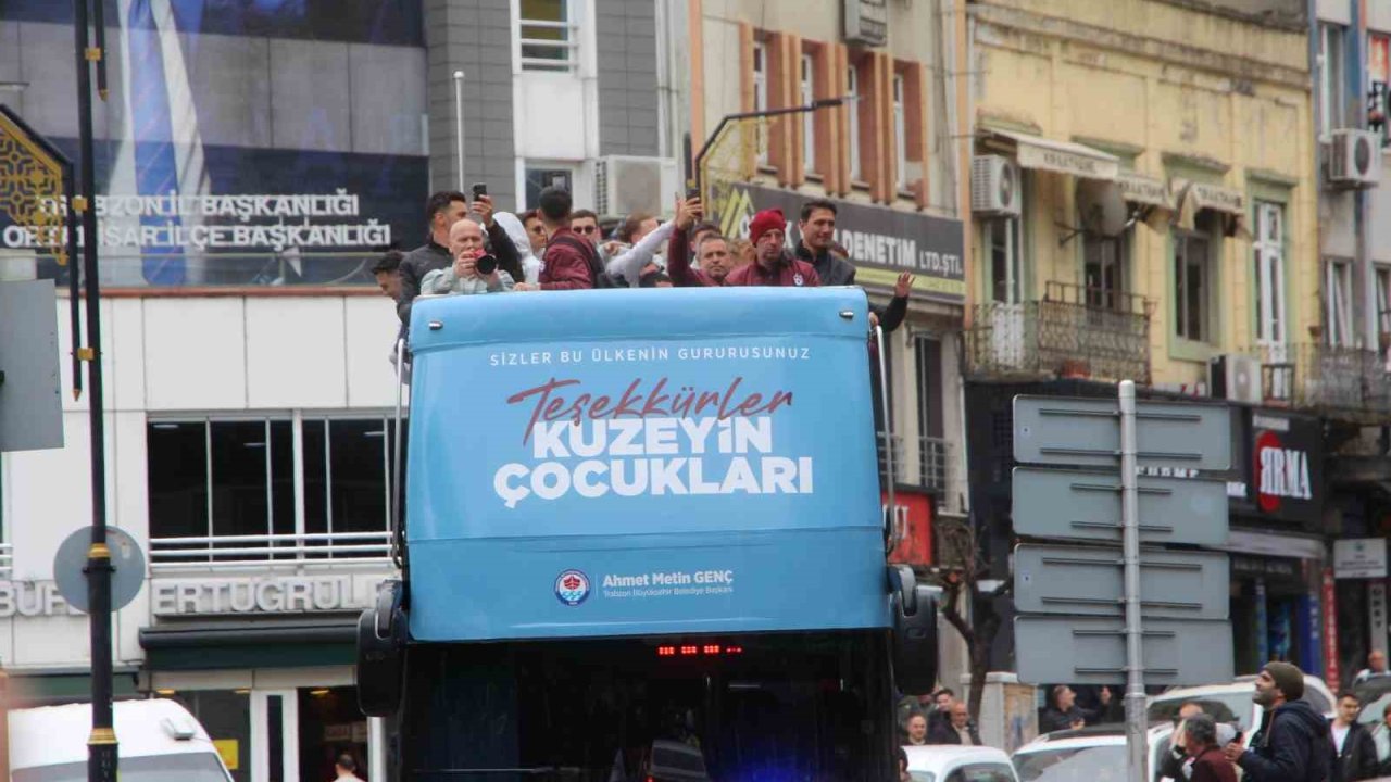 Trabzonspor U19 takımı Avrupa ikinciliğini taraftarıyla kutladı