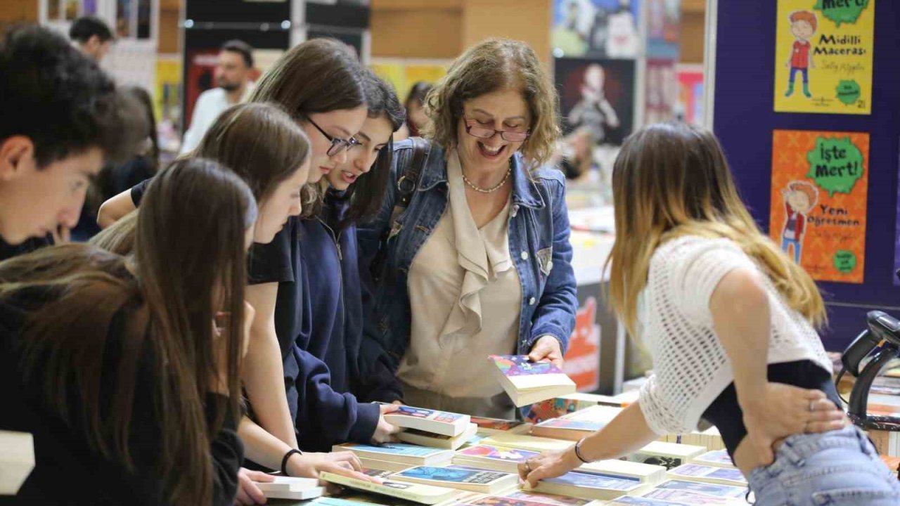 Kepez Kitap Fuarı’na kitapseverlerin ilgisi sürüyor