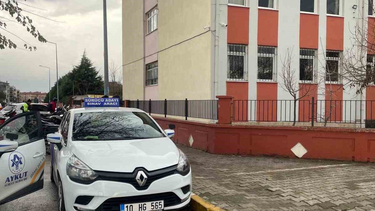 Okul civarında sürücü kursuna velilerden tepki