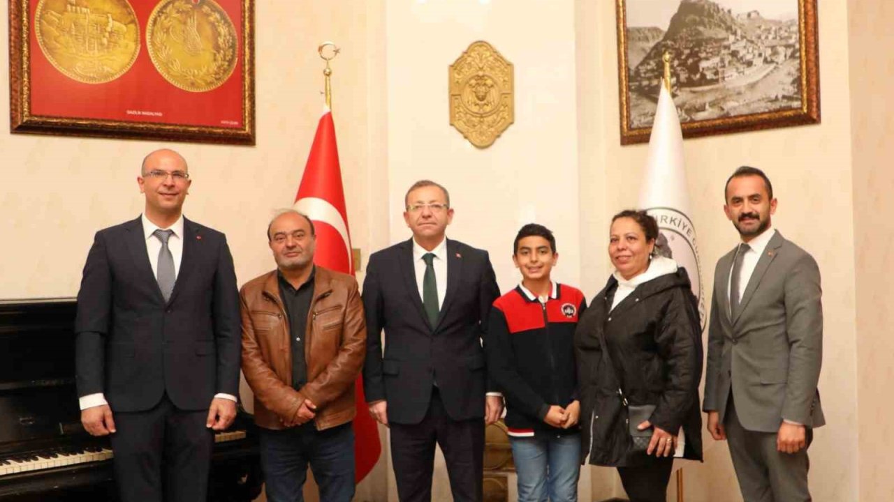 Vali Polat, şampiyonu makamında ağırladı