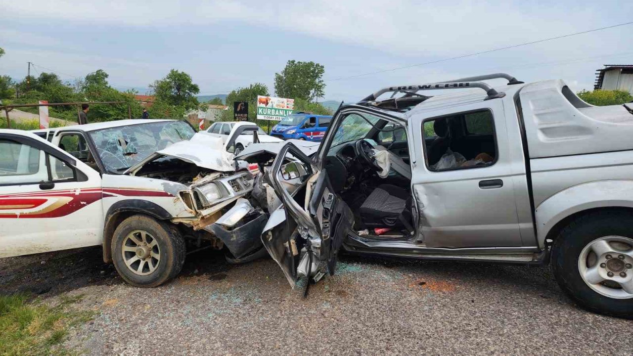Otomobiller kafa kafaya çarpıştı: 1 ölü, 4 yaralı