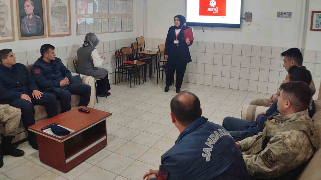 Demirözü jandarma personeline kadına yönelik şiddetle mücadele eğitimi verildi