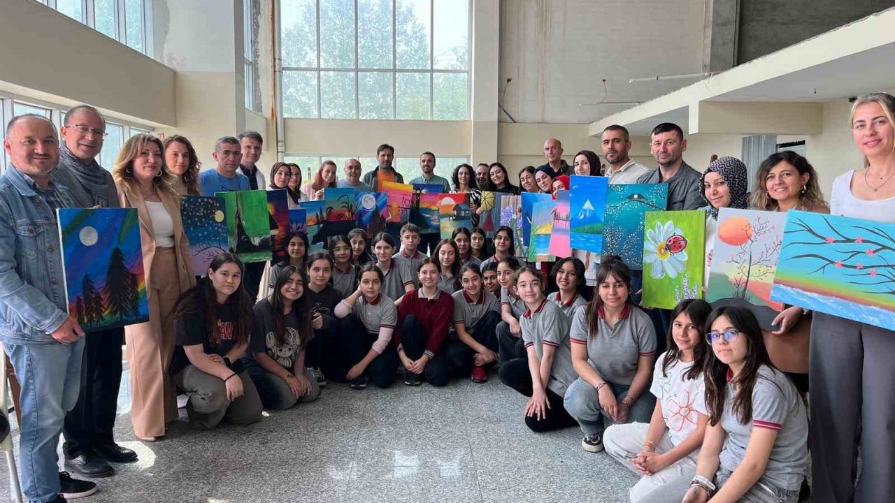 Öğrenciler velileriyle birlikte resim yaptı