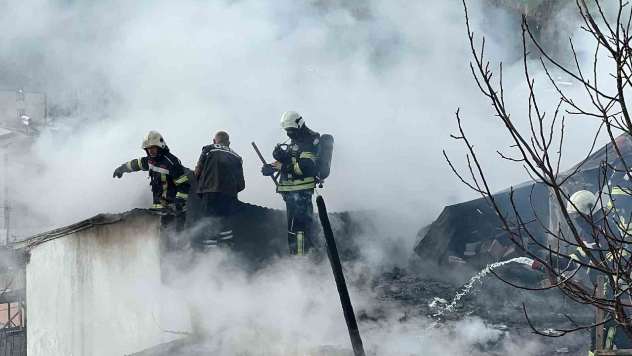 Erzurum’da korkutan çatı  yangın