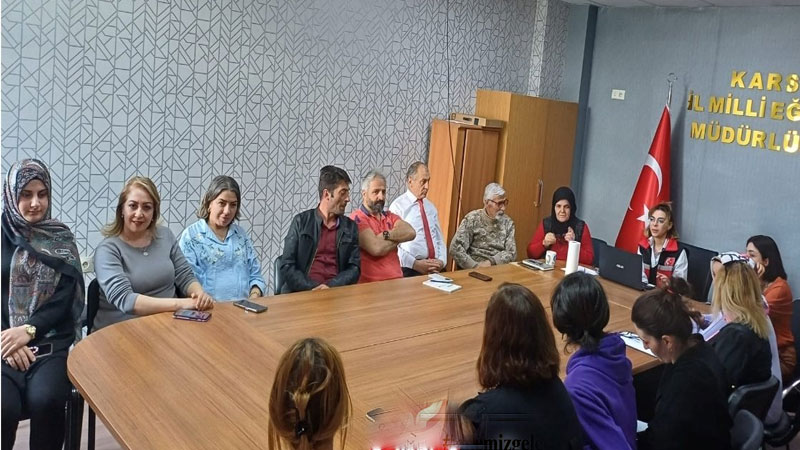 Kars Milli Eğitim Müdürlüğü personeline  "Aile Yılı" sunumu yapıldı.