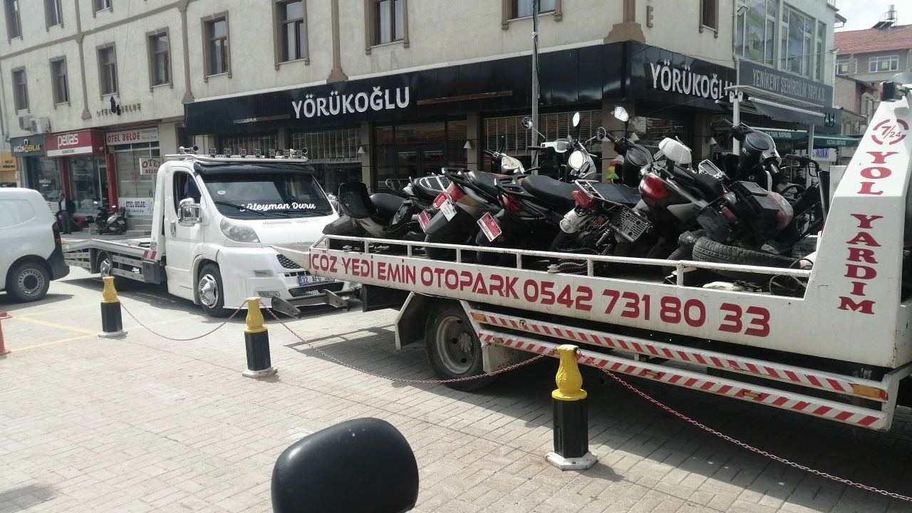 Yalvaç’ta tescil plakası bulunmayan 55 motosiklet trafikten men edildi