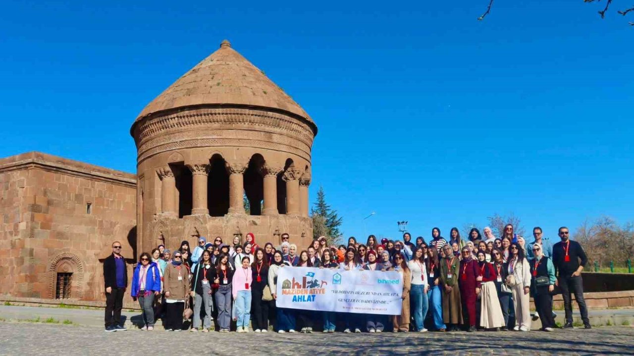 Bursa’dan gelen kız öğrenciler Ahlat’ın tarihi mekanlarını gezdi
