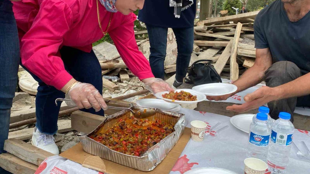 Öğrenciler 1 Mayıs’ta işçilerle bir araya geldi