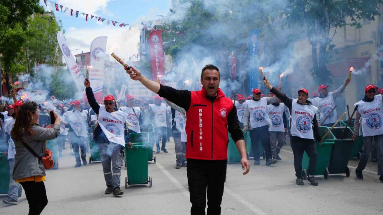 Burdur’da 1 Mayıs Emek ve Dayanışma Günü yürüyüş ve halaylarla kutlandı