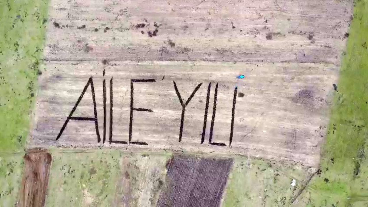 Tarlasına traktörüyle "Aile Yılı" yazdı