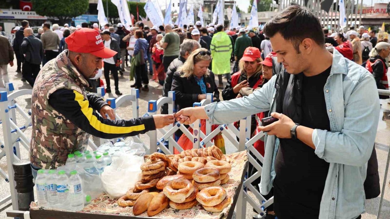 Adana’da  işçi bayramı, simitçiler bariyerlerin arkasında çalışmaya devam etti