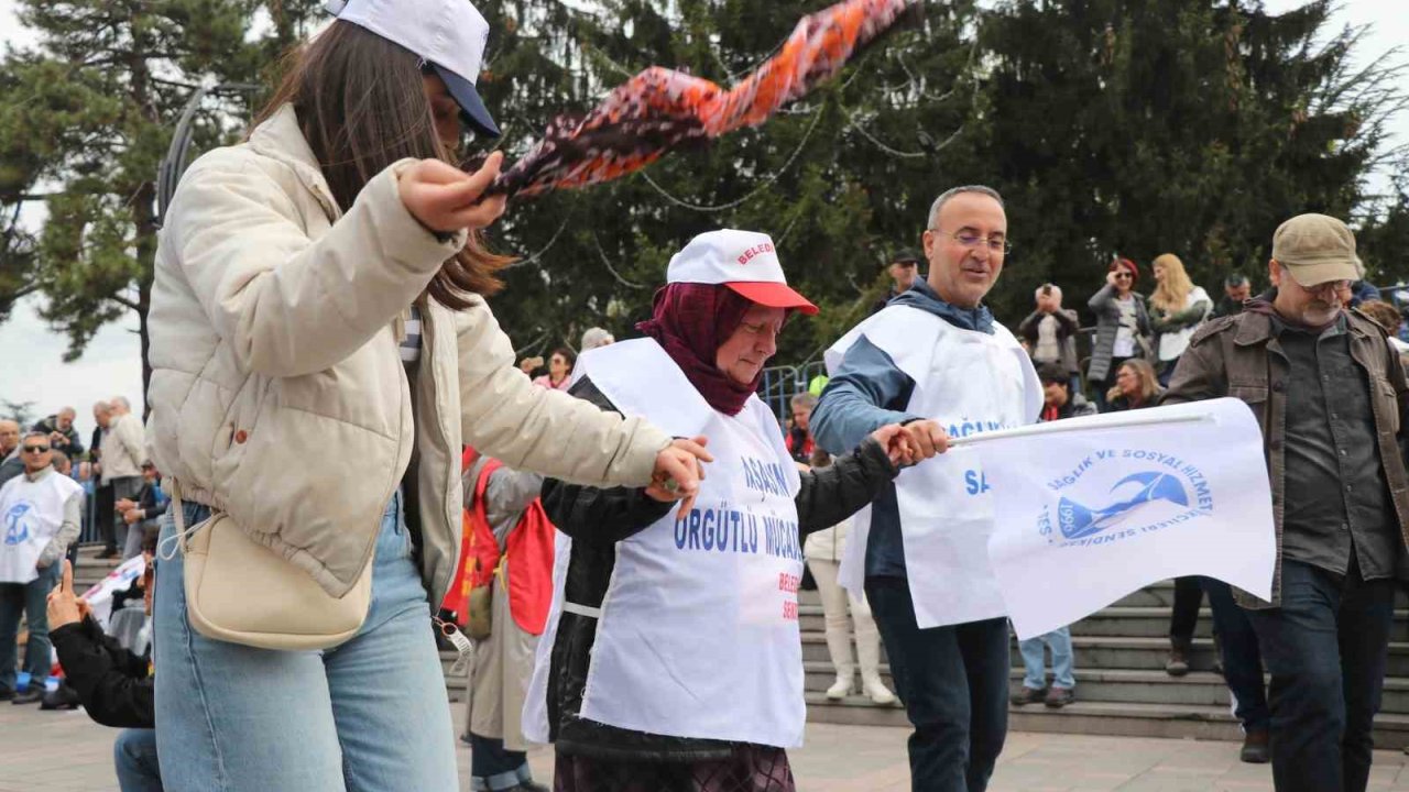 Bolu’da 1 Mayıs halaylar çekilerek kutlandı