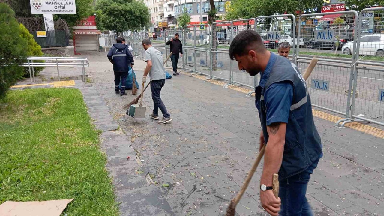 Diyarbakır’da şiddetli rüzgar çatıları uçurdu