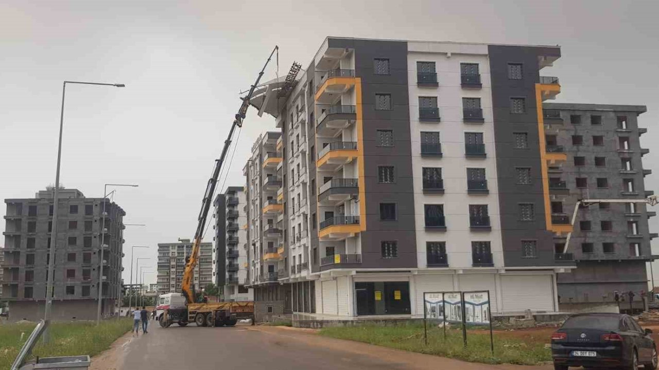 Mardin’de fırtınada çatıdaki çelik koruma aşağı sarktı, facia ucuz atlatıldı