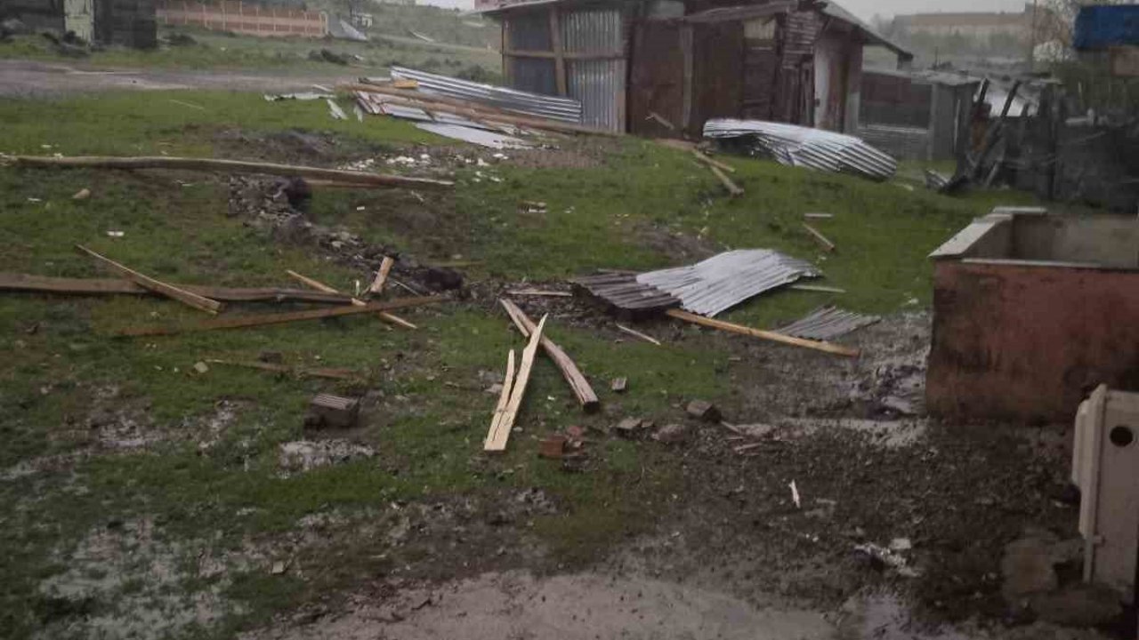 Karkaoçan’da fırtına evlerin çatılarını uçurdu