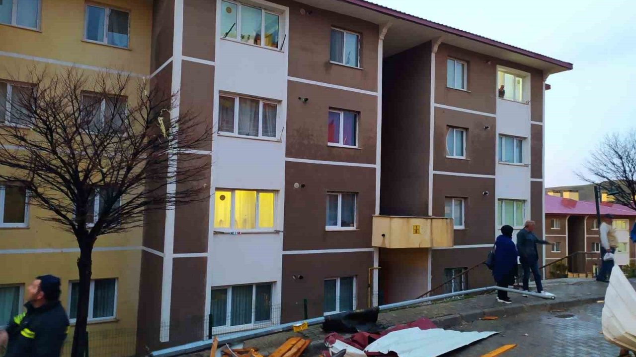 Bayburt’ta kuvvetli rüzgar evlerin çatılarını uçurdu