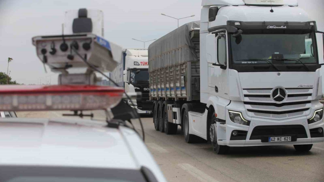 Bu radar kural tanımazlara geçit vermiyor...Aynı anda 4 araca ceza yazıyor