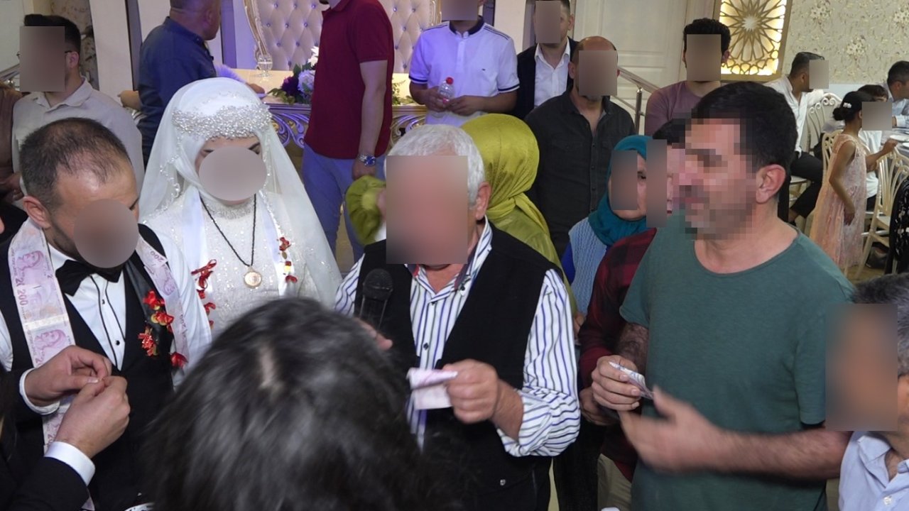 Davetsiz düğüne gitti, pasta yedi, takılan paraları çaldı