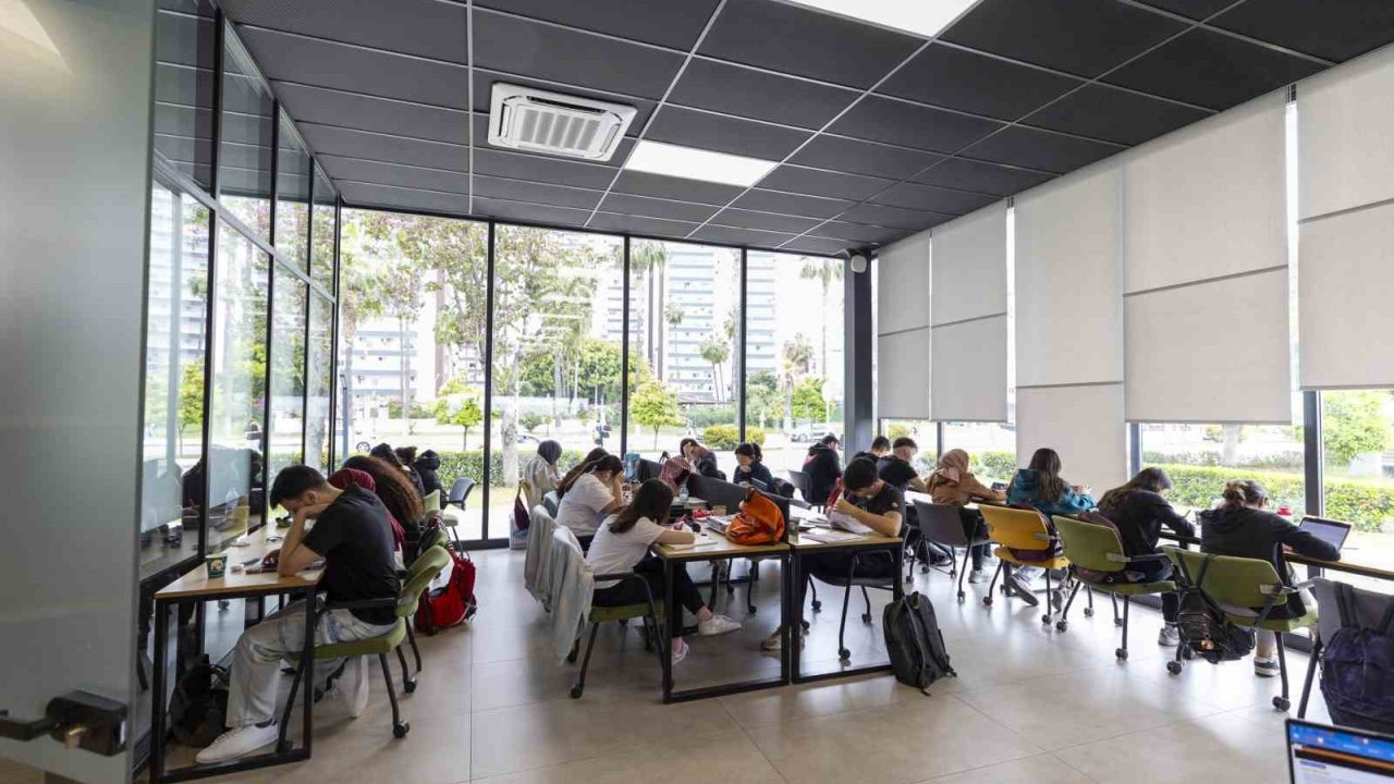 Okuma salonları gençlere güvenli ve konforlu ortam sunuyor