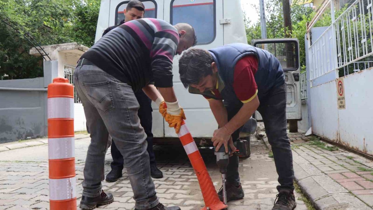 Nazilli’de izinsiz asılan tabela ve dubalara söküldü