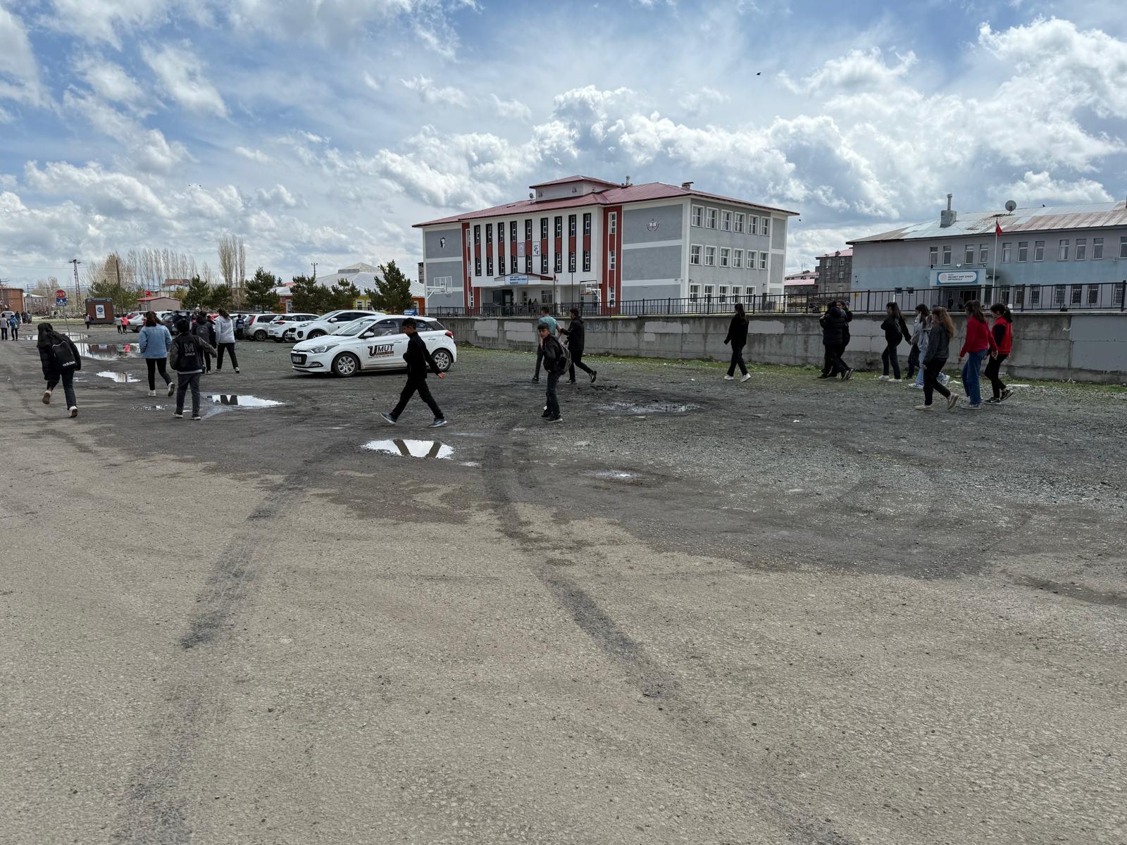 Kars'ta fıkra gibi bir olay:  Sürücü eğitim alanı okulun onüne alındı!