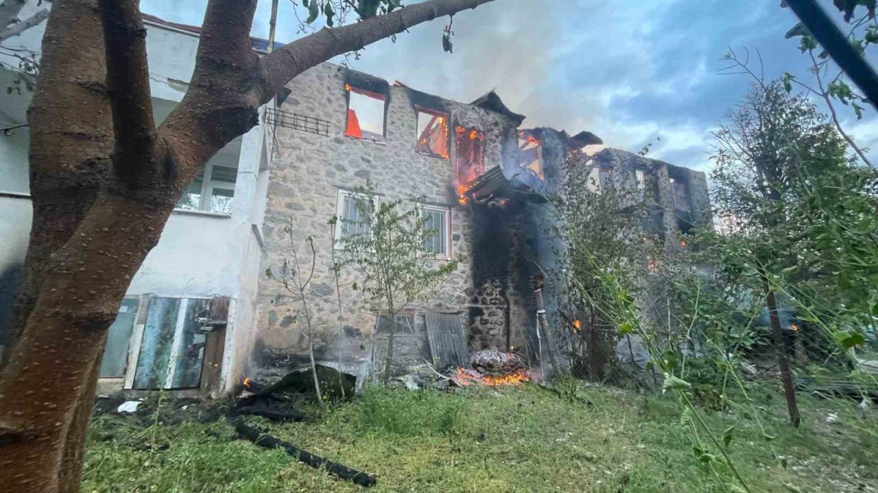 Yusufeli’nde iki katlı ahşap evde çıkan yangın evi küle çevirdi