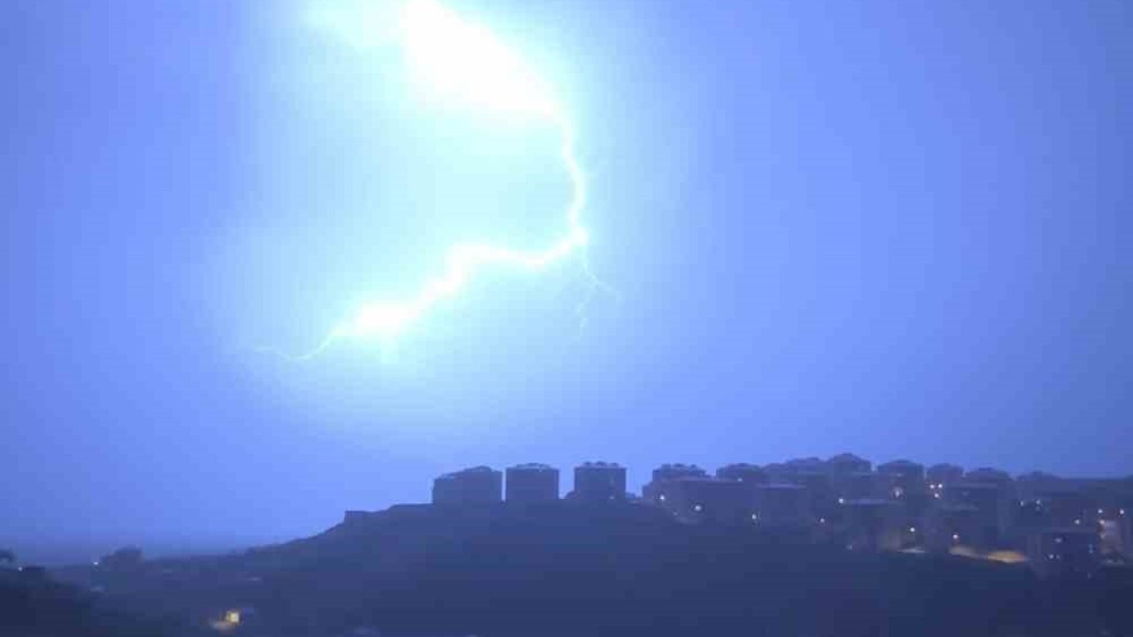 Yüksekova’da şimşekler görsel şölen sundu