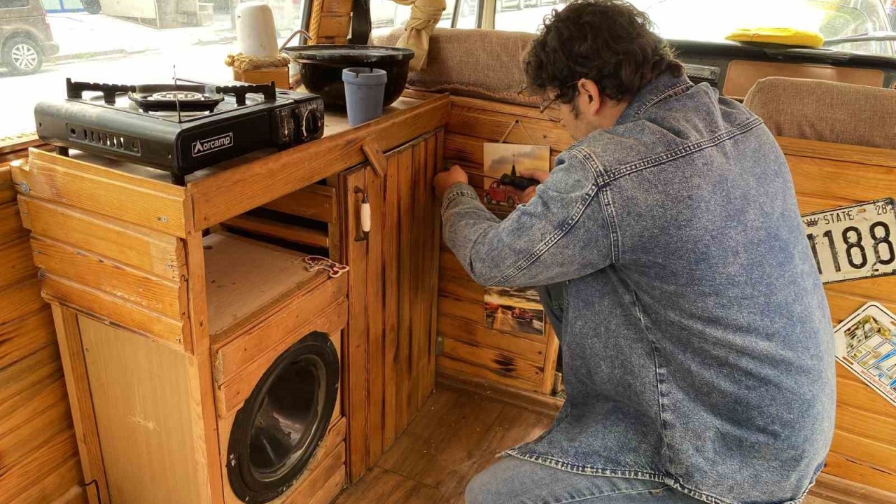 Deprem sonrası Antakya’dan Eskişehir’e geldiği minibüsü karavana çevirdi