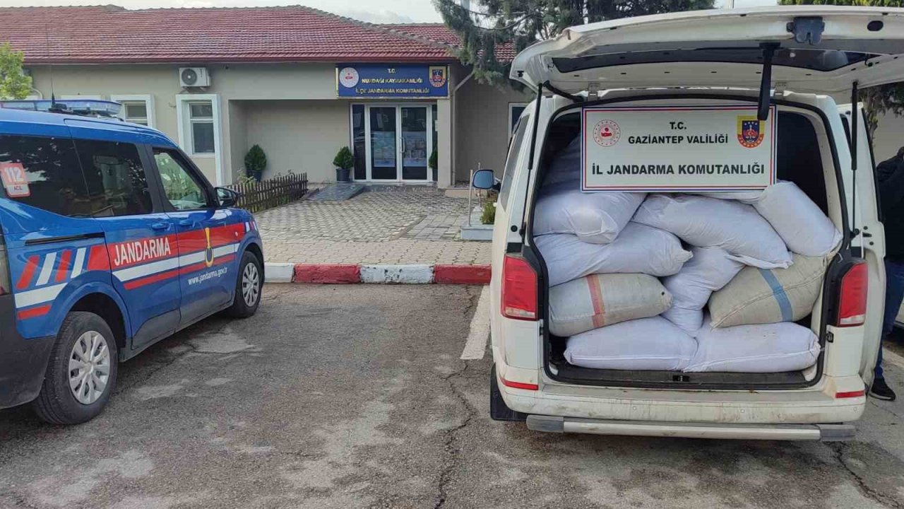 Jandarma milyonluk kaçak malzemeye el koydu