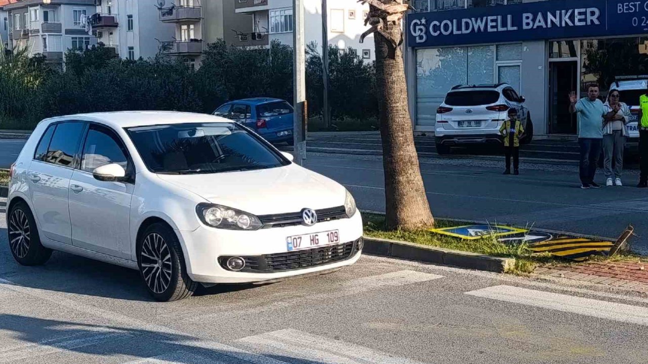 Annesinin elinden yola fırlayan 4 yaşındaki çocuğa otomobil çarptı