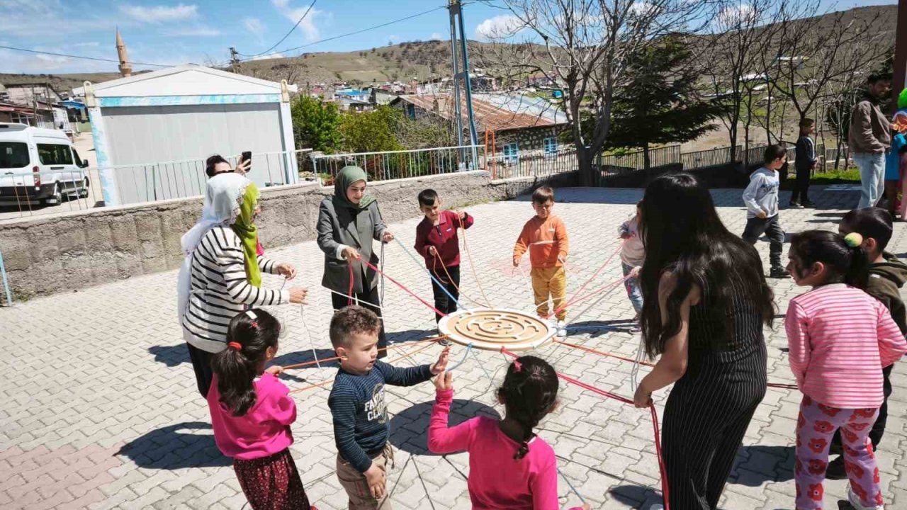 Koruma altındaki çocuklar ile köy okulu öğrencileri arasında şölen tadında etkinlik