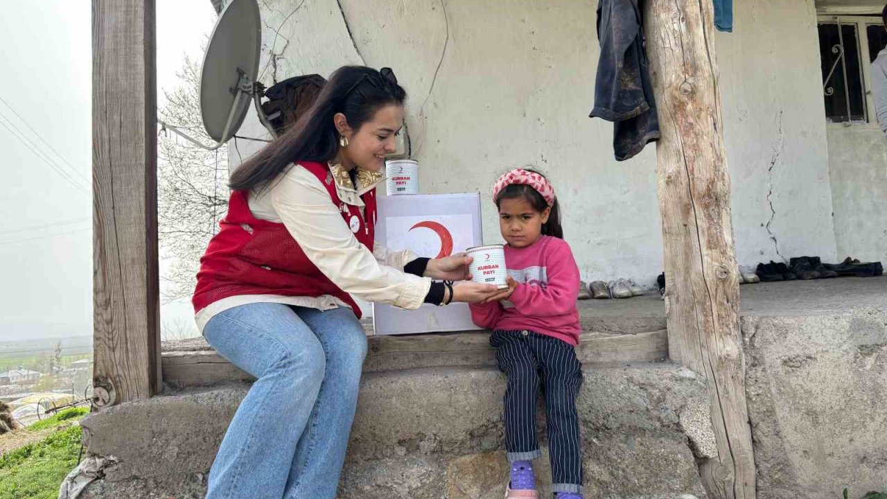 Ağrı’da Kızılay’ın yardım eli her eve ulaştı