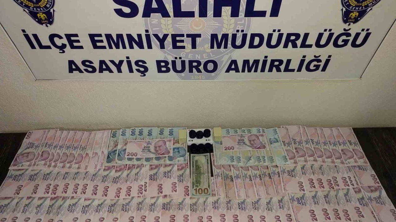 Salihli’de aranan şahıslar kumar oynarken yakaladı