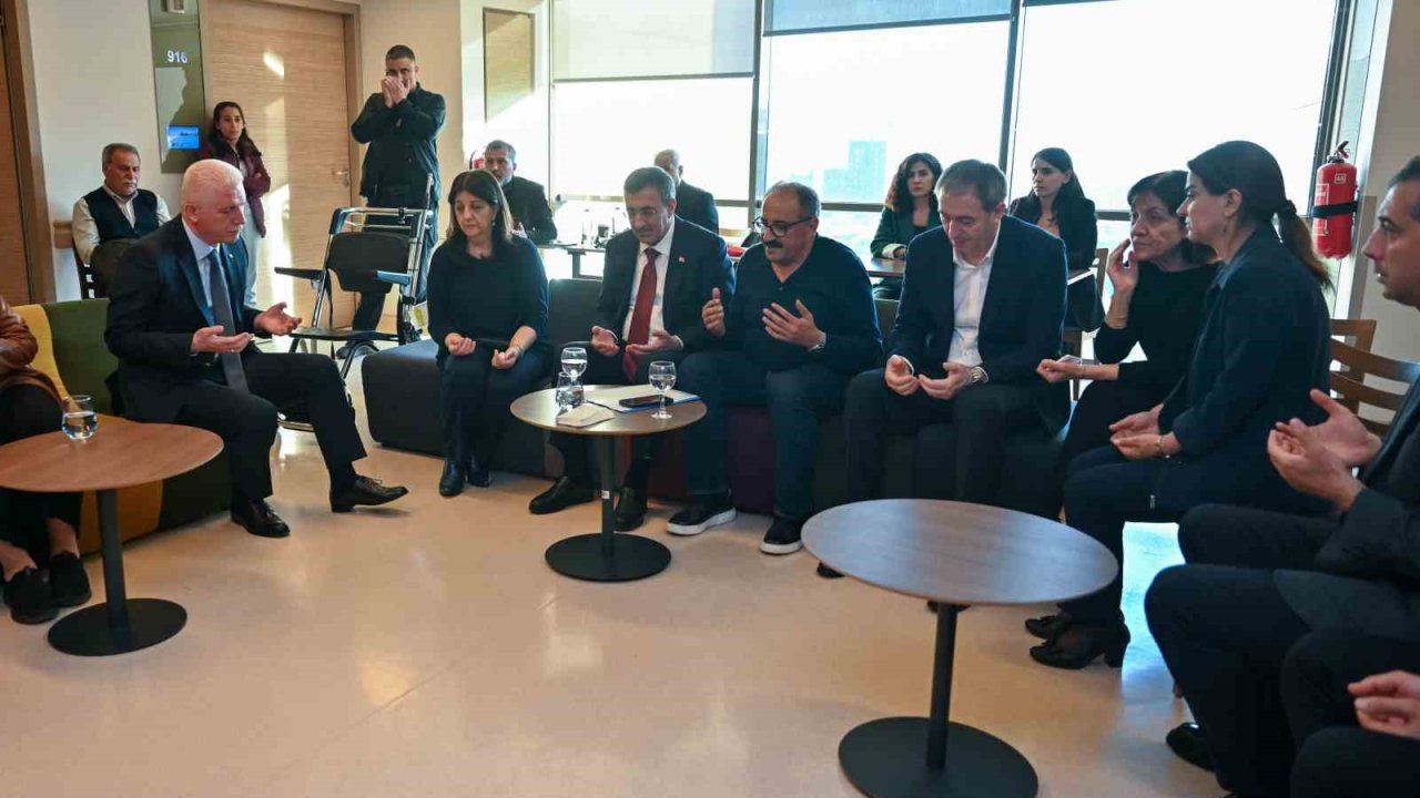 Cumhurbaşkanı Yardımcısı Yılmaz, Sırrı Süreyya Önder’in ailesine taziye ziyaretinde bulundu