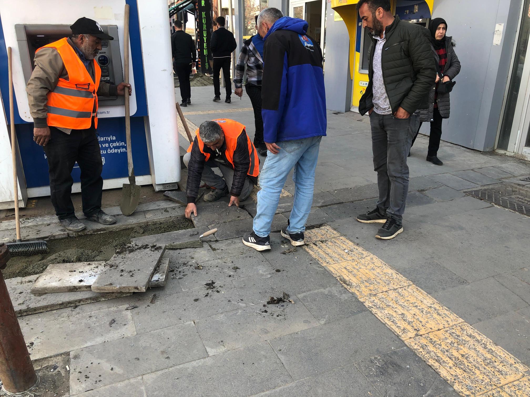Kars'ta bozulan kaldırımlara müdahale başladı!