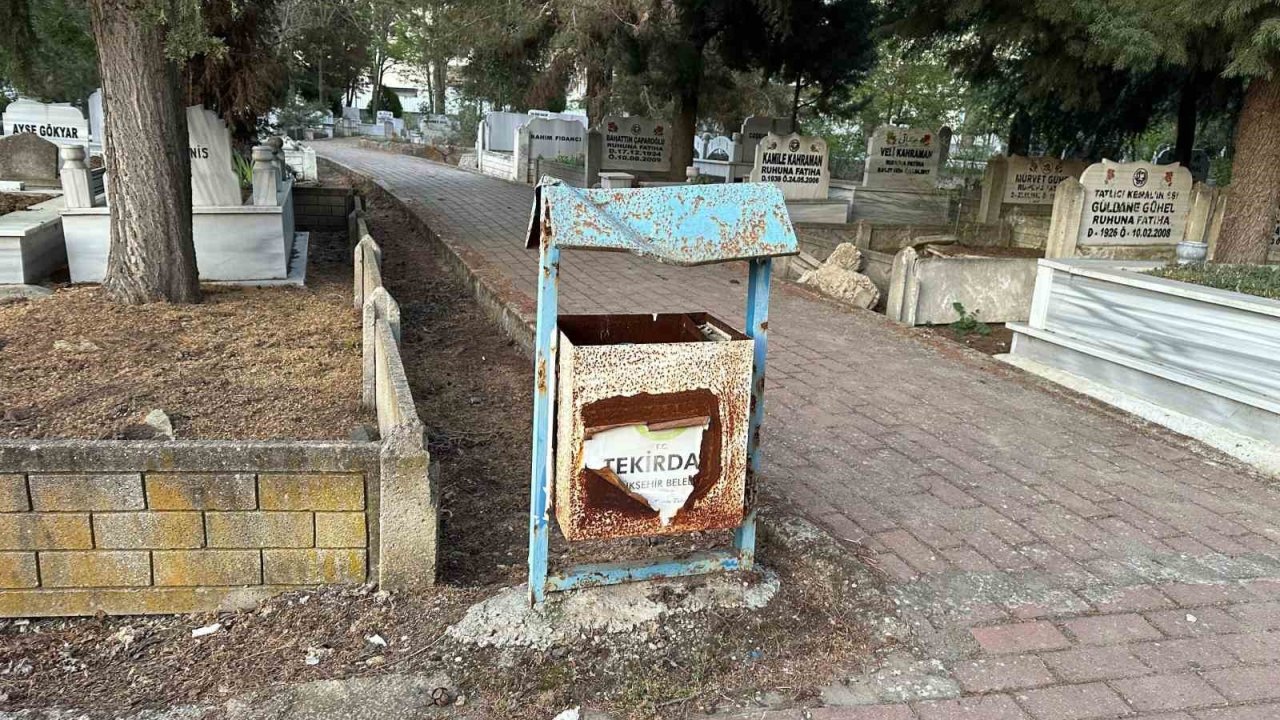 Muratlı Mezarlığı’ndaki çöp kovaları yenilenmeyi bekliyor