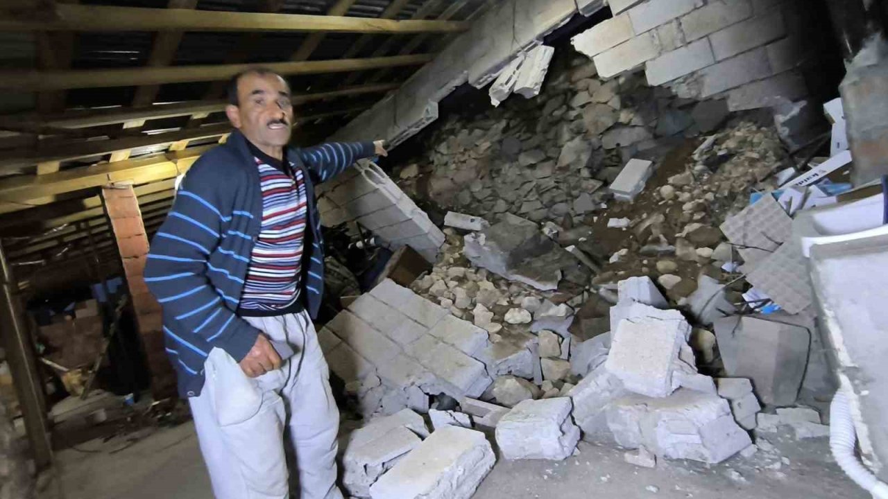 Kaya parçaları evin çatı katını yıktı