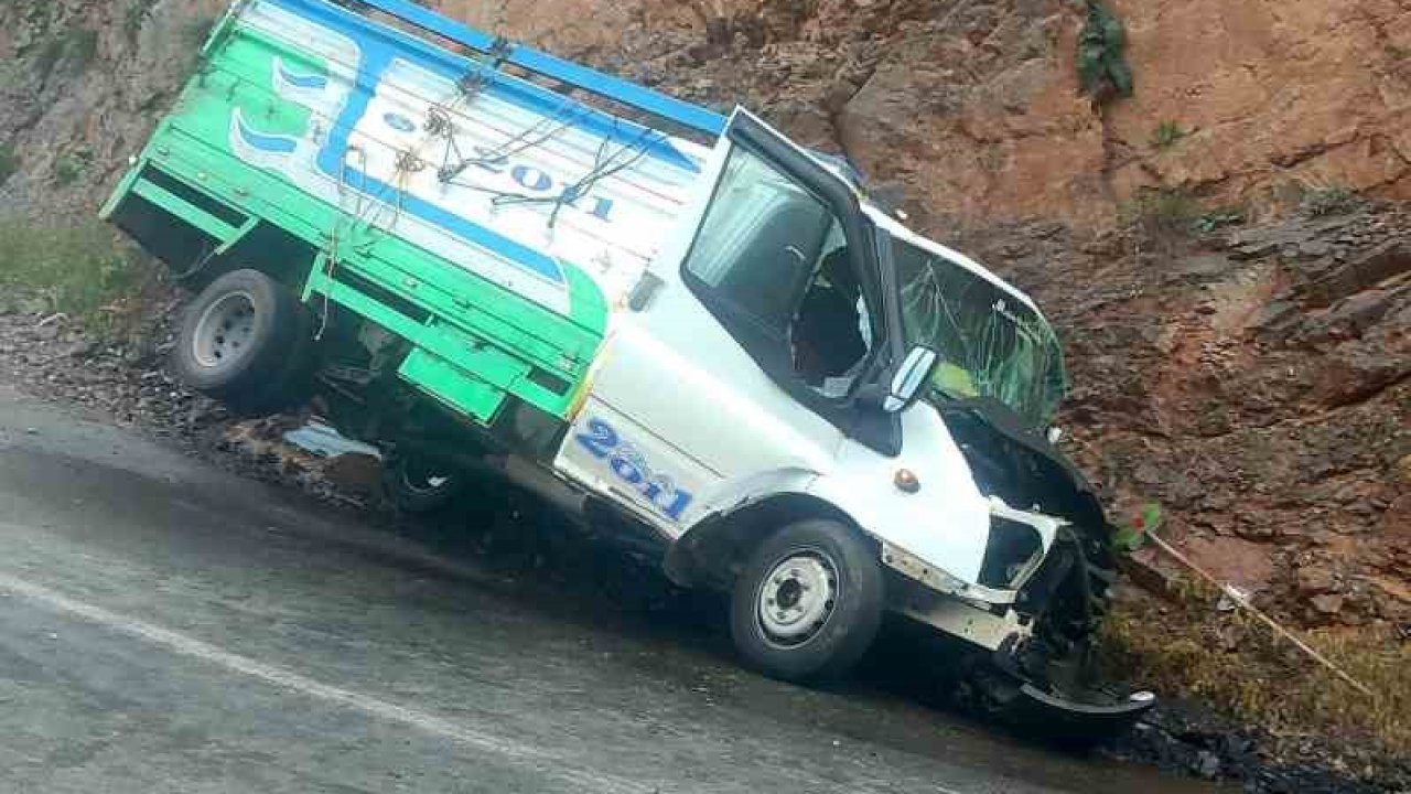 Kontrolden çıkan kamyonet kayalığa çarptı: 1 ölü, 1 yaralı